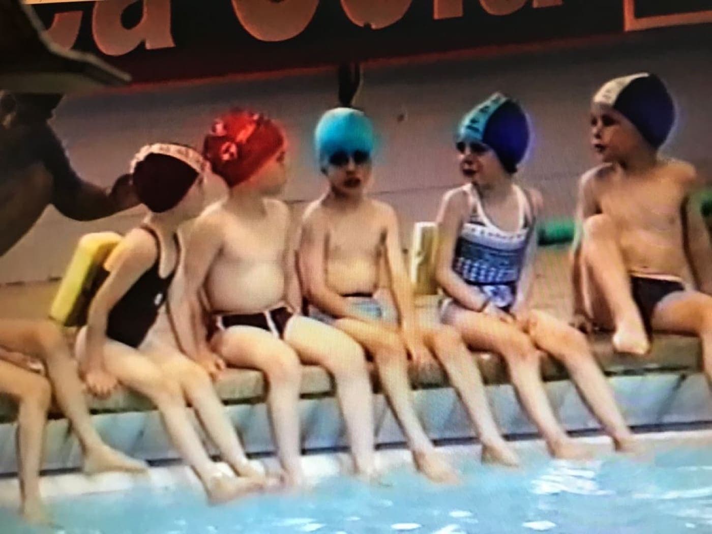 Fran Pradas de pequeño, en el borde de la piscina